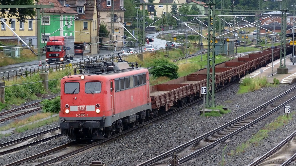 140-855 durchfhrt im Juli 2014 mit einem Gterzug den Bahnhof Kronach.
