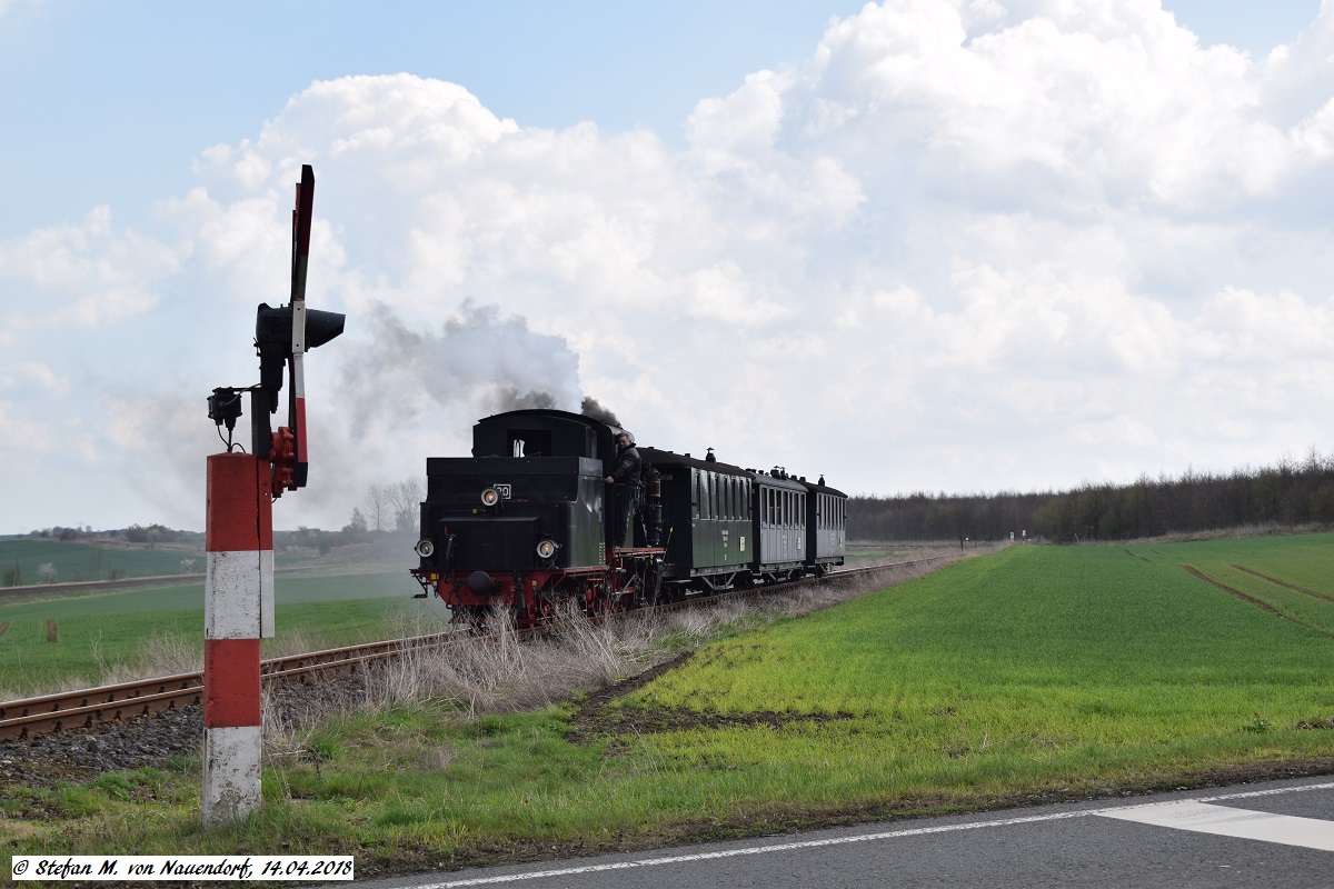 14.04.2018: Der Amateurlokführerzug befindet sich hier auf seiner Fahrt nach Hettstedt Kupferkammerhütte am technisch gesicherten Bahnübergang (ex. Bundesstraße 180).