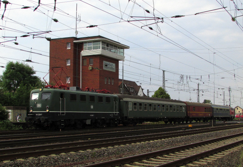 141 228-7 der Bahnwelt Darmstadt Kranichstein beim Rangieren im Bahnhof Darmstadt Kranichstein.Sie war auch bei den Bahnwelttagen 2014 im Einsatz.Hier am 01.Juni.2014