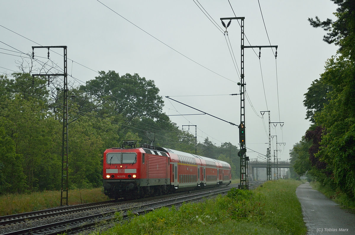 143 076 mit der RB 75 vor Weiterstadt am 01.06.2016