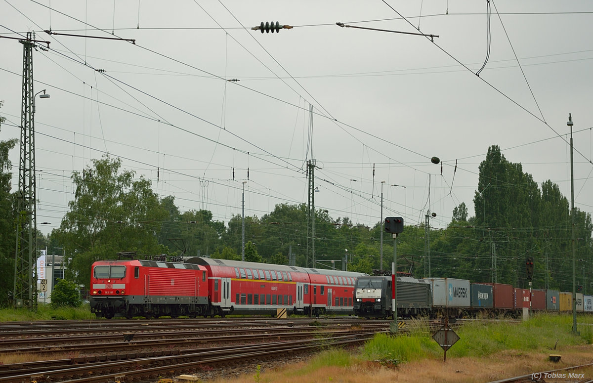 143 141 und 189 286 bei der Einfahrt in Darmstadt-Kranichstein am 25.05.2016