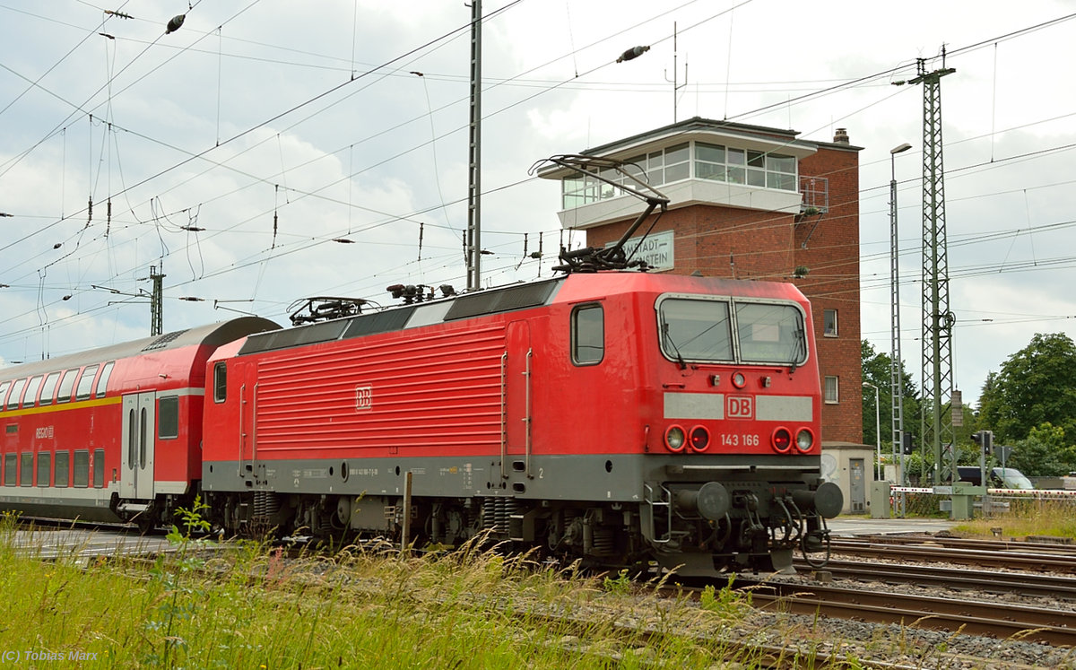 143 166 am Zugschluss der RB 75 nach Wiesbaden bei der Ausfahrt aus Darmstadt-Kranichstein am 14.06.2016