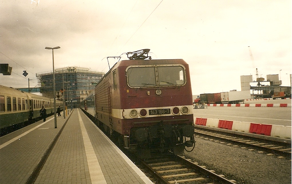 143 166 mit dem Interregio Malmö-Leipzig am Mukraner Bahnsteig.