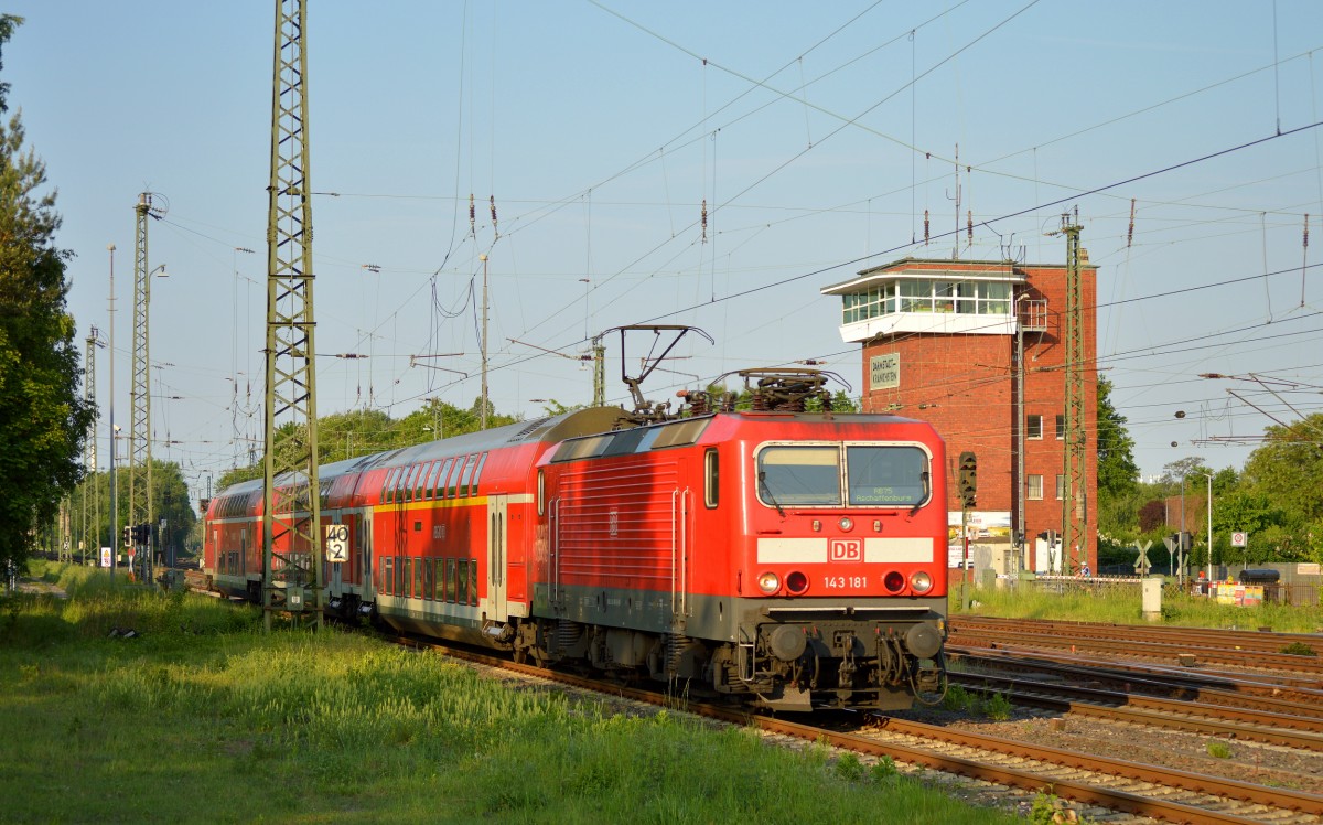 143 181 bei der Einfahrt mit einer RB 75 am 14.05.2015 in Darmstadt Kranichstein.