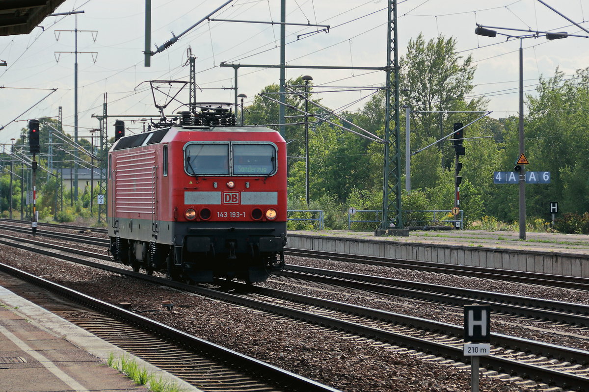 143 193-1 als  Sonderzug  im Bahnhof Berlin Flughafen Schönefeld am 15. August 2017.