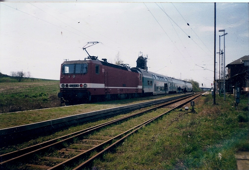 143 236 mit einem RE nach Stralsund im Bahnhof Sagard.