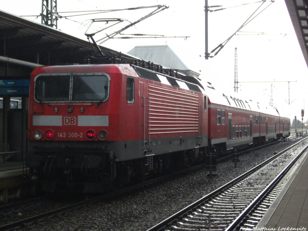 143 300-2 als S2 mit ziel Gstrow im Bahnhof Rostock Hbf am 27.9.13