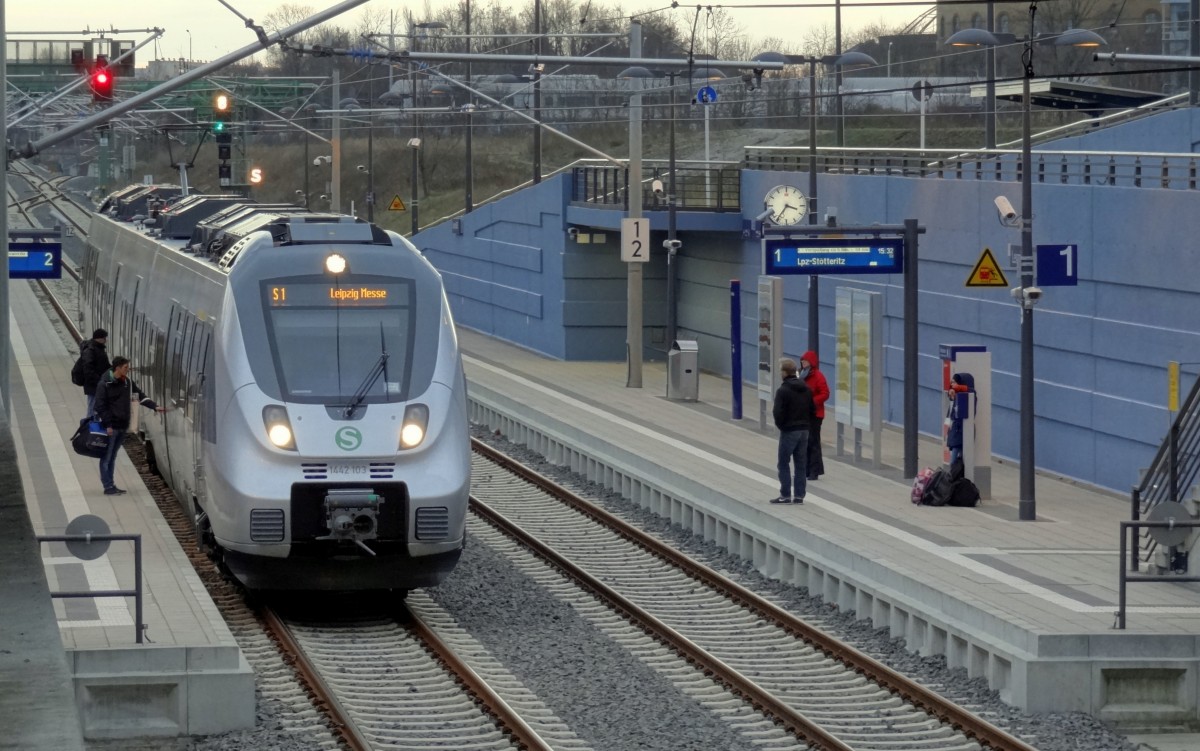 1442-103 als S1 nach Leipzig-Messe hält an der Station Leipzig-MDR.
Aufgenommen im Dezember 2013.