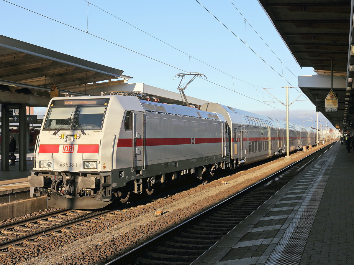 146 568-1 mit einem IC in Richtung Köln steht am 21. Januar 2017 in Braunschweig Hauptbahnhof.