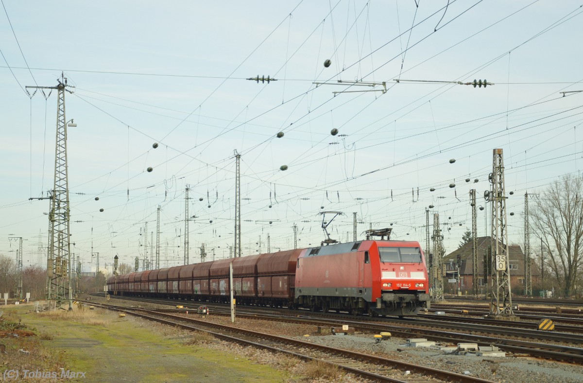 152 114-5 bei der Einfahrt mit einem Güterzug am 06.02.2016 in Darmstadt Hbf.