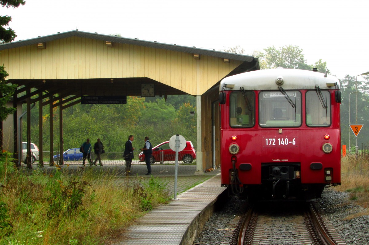 172 140-6 dahinter 172 141-4 im Bahnhof Fröttstädt am 21.09.2014