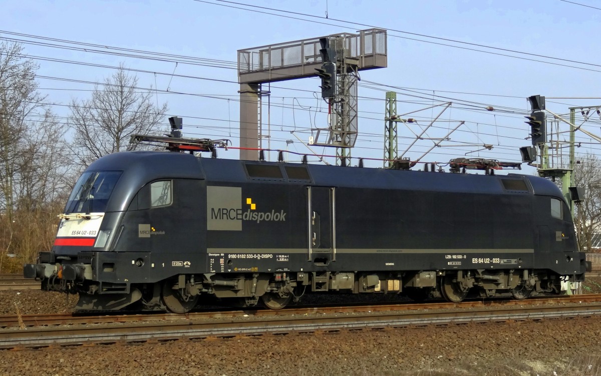 182-533 steht in der nrdlichen Bahnhofsausfahrt von Gttingen abgestellt.
Aufgenommen im Mrz 2014.