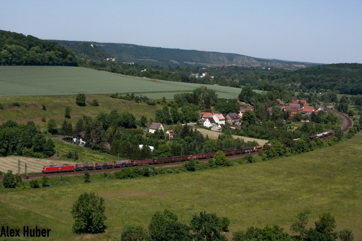 185 014 passierte mit einem Gemischtem Güterzug die Rudelsburg bei Bad Kösen in Fahrtrichtung Weimar