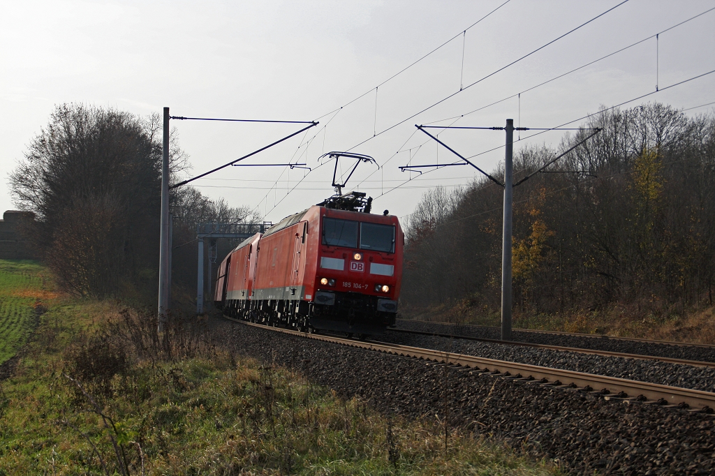 185 104 an einem Talns Zug am 27.11.14 bei der Einfahrt Erfurt-Bischleben.