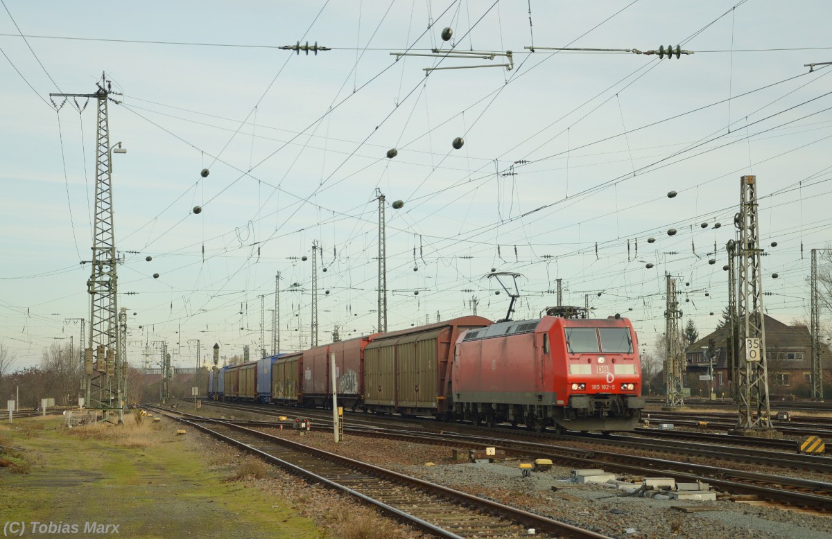 185 162-5 bei der Einfahrt in Darmstadt Hbf am 06.02.2016 mit einem Güterzug.