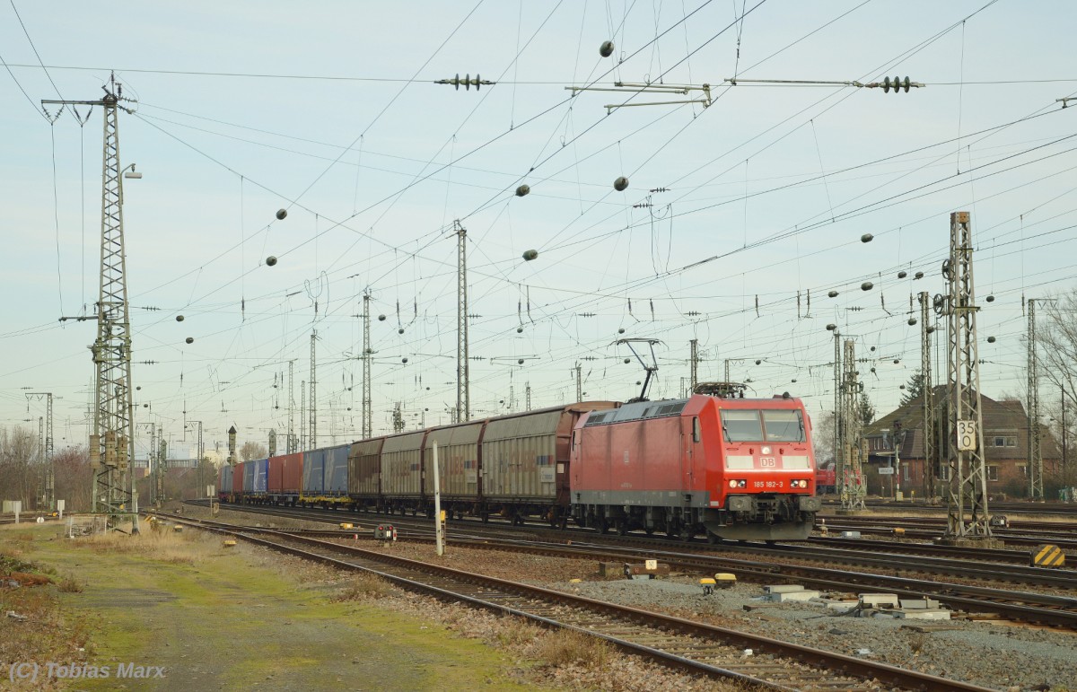 185 182-3 bei der Einfahrt in Darmstadt Hbf am 06.02.2016 mit einem Güterzug.