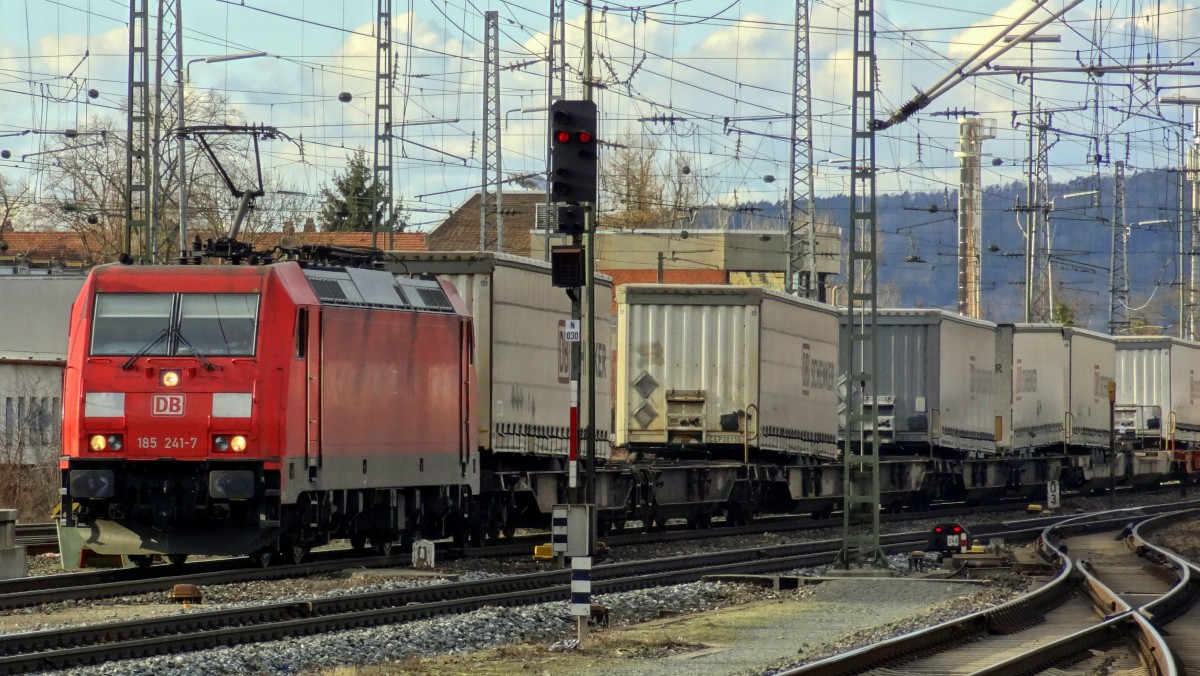 185-241 rollt mit ihrem Güterzug durch Bamberg.
Aufgenommen im Februar 2014.