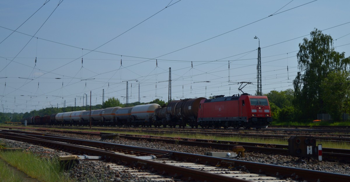 185 263-1 bei der Durchfahrt in Darmstadt Kranichstein am 14.05.2015