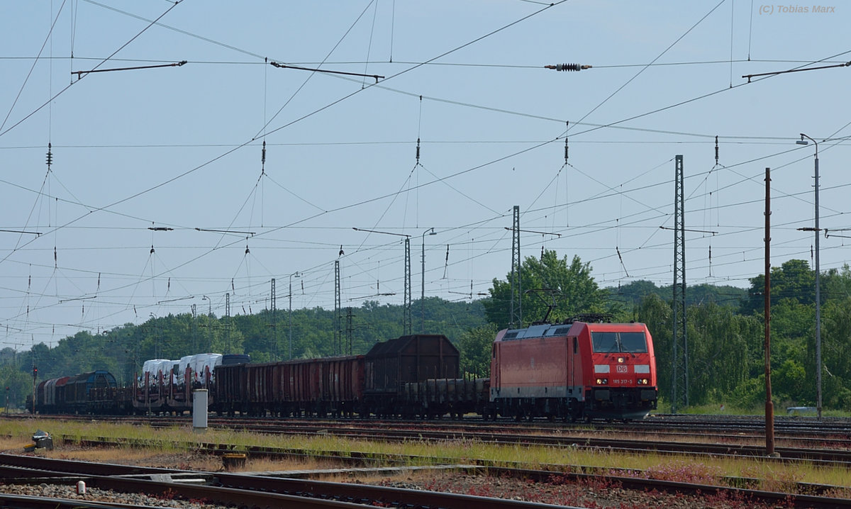185 317 bei der Durchfahrt durch Darmstadt-Kranichstein am 28.05.2016