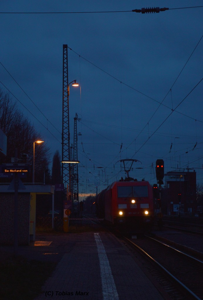 185 347-2 durchfuhr am Abend des 23.01 2016 den Bahnhof Darmstadt-Kranichstein mit einem Güterzug.