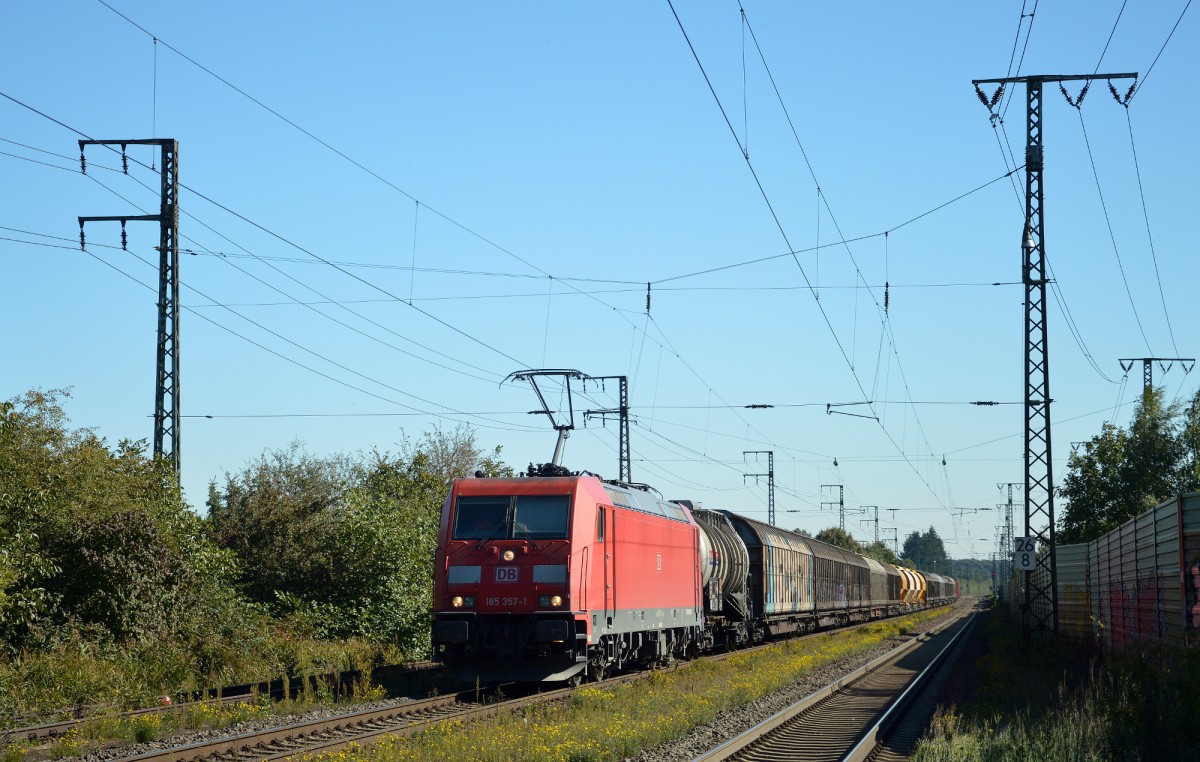 185 357 bei der Durchfahrt mit einem Güterzug in Weiterstadt am 02.10.2015