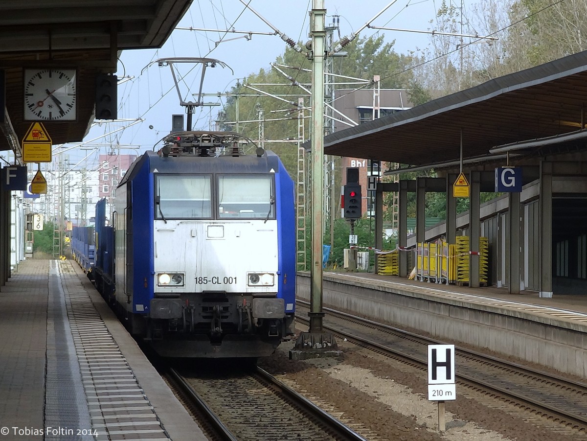 185-CL 001 durchfährt mit einem Güterzug Braunschweig Hbf.
Aufgenommen im September 2014.