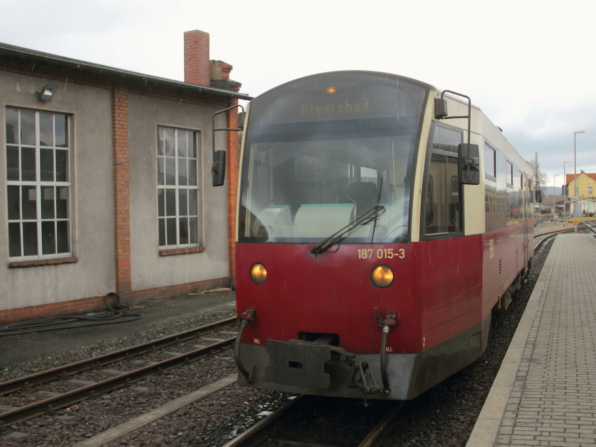 187 015-3 der HSB steht am 21.Februar 2014 in Gernrode aus Quedlinburg kommend fr sptere Aufgaben bereit.