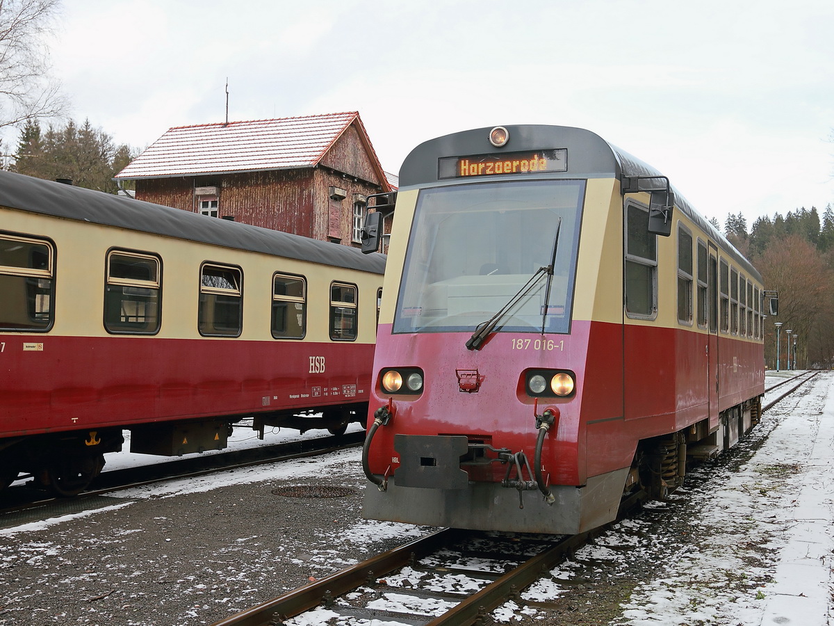 187 016-1 als HSB 8982 steht zur Abfahrt nach Harzgerode steht  am 31. Januar 2016 in Alexisbad bereit.