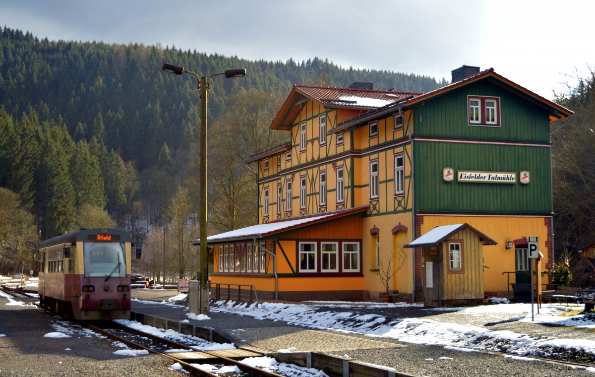 187 017-5 wartet auf seine Tour als N 8987 in Eisfelder Talmühle am 03.04.2015.