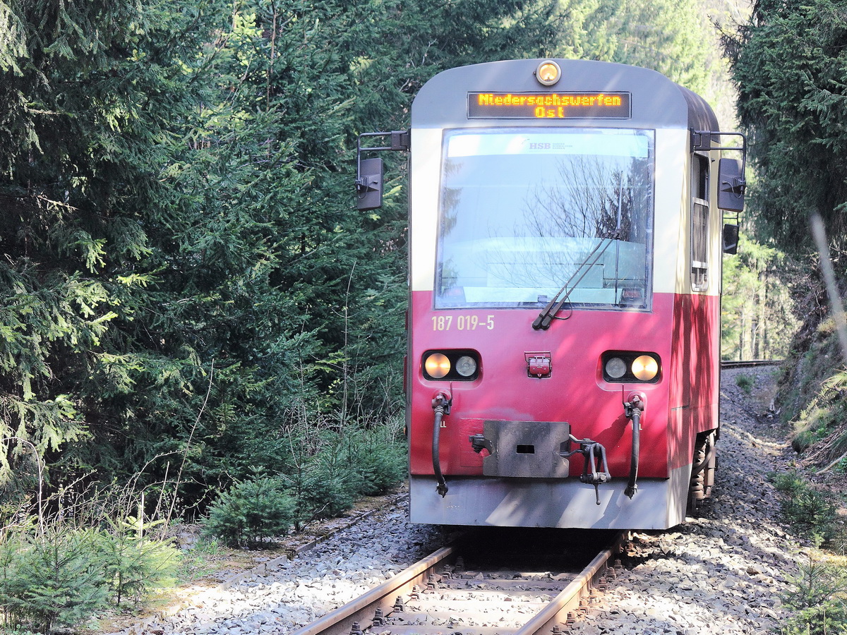 187 019-5 aus Richtungen Harzgerode  kommend kurz vor dem Bahnübergang an der B 242 am 24. April 2015.