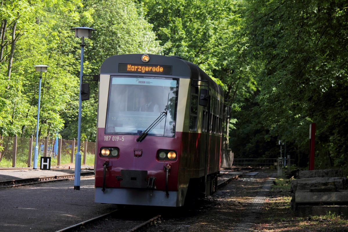 187 019-5 rangiert am 26. Mai 2014 im Bahnhof Alexisbad zur Weiterfahrt in Richtung Harzgerode.