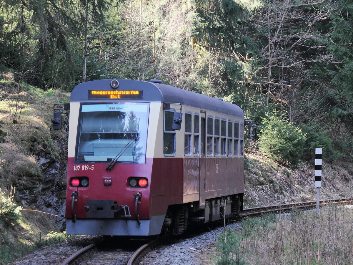 187 019-5 in Richtungen Alexisbad  kurz vor dem Bahnübergang an der B 242 am 24. April 2015.  