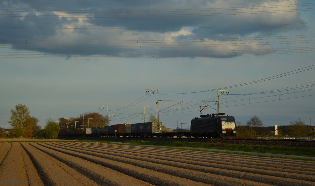 189 093 mit einem Güterzug zwischen Weiterstadt und Klein-Gerau am 08.04.2016
