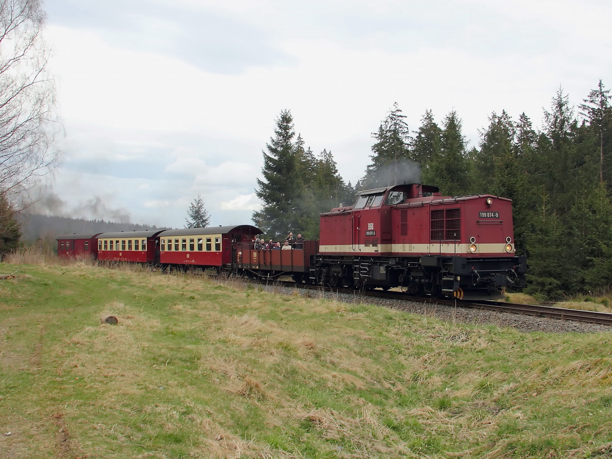199 874-9  am 25. April 2015 vom Brocken kommend kurz vor dem Bahnhof Sorge. 