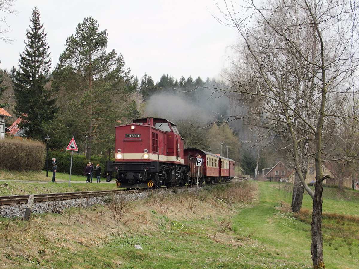 199 874-9  am 25. April 2015 bei der Ausfahrt aus dem Bahnhof Sorge. 