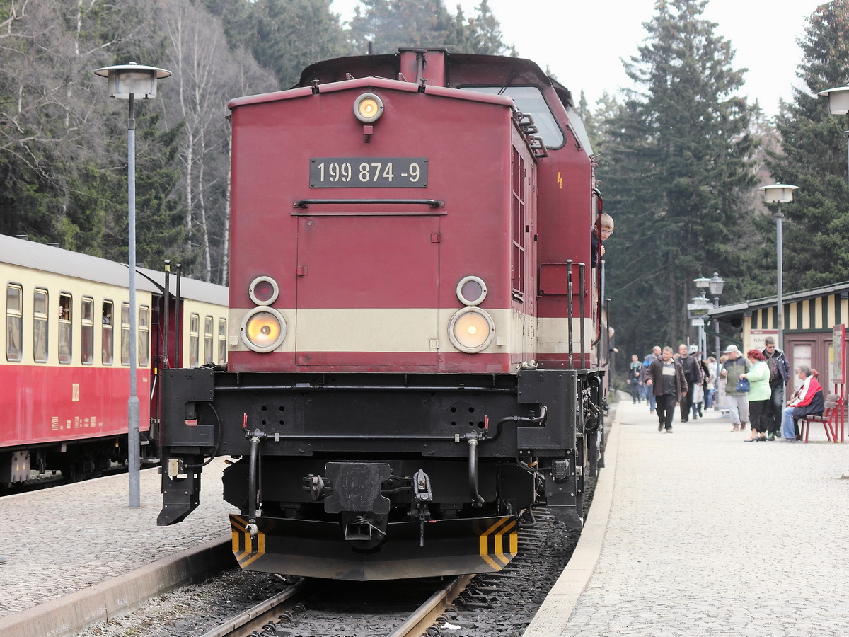 199 874-9 steht am 25. April 2015 im Bahnhof Schierke auf Gleis 1 wartend zur Weiterfahrt zum Brocken als N 89211 