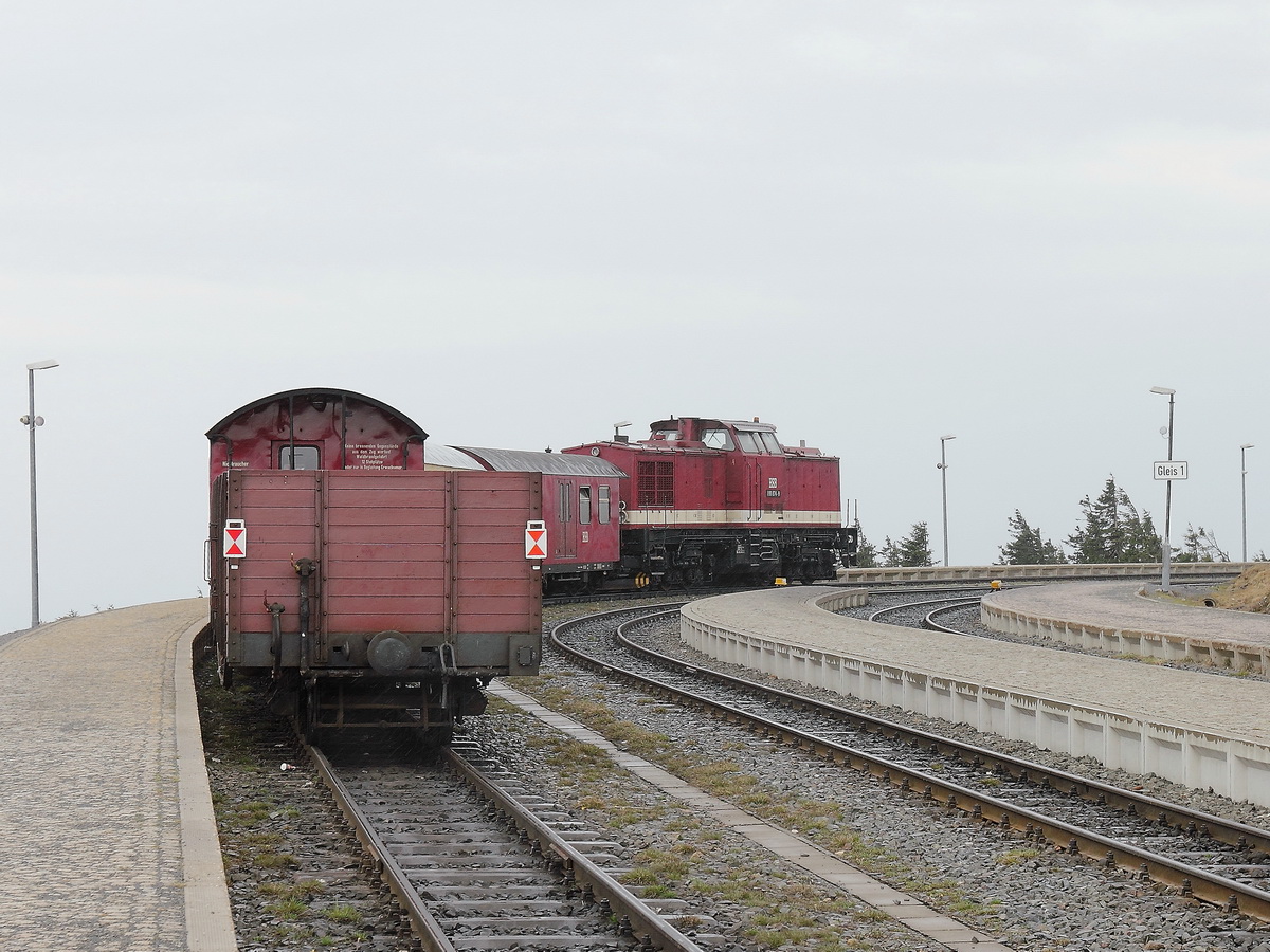 199 874-9 steht  am 25. April 2015 im Bahnhof Brocken zur Abfahrt bereit.