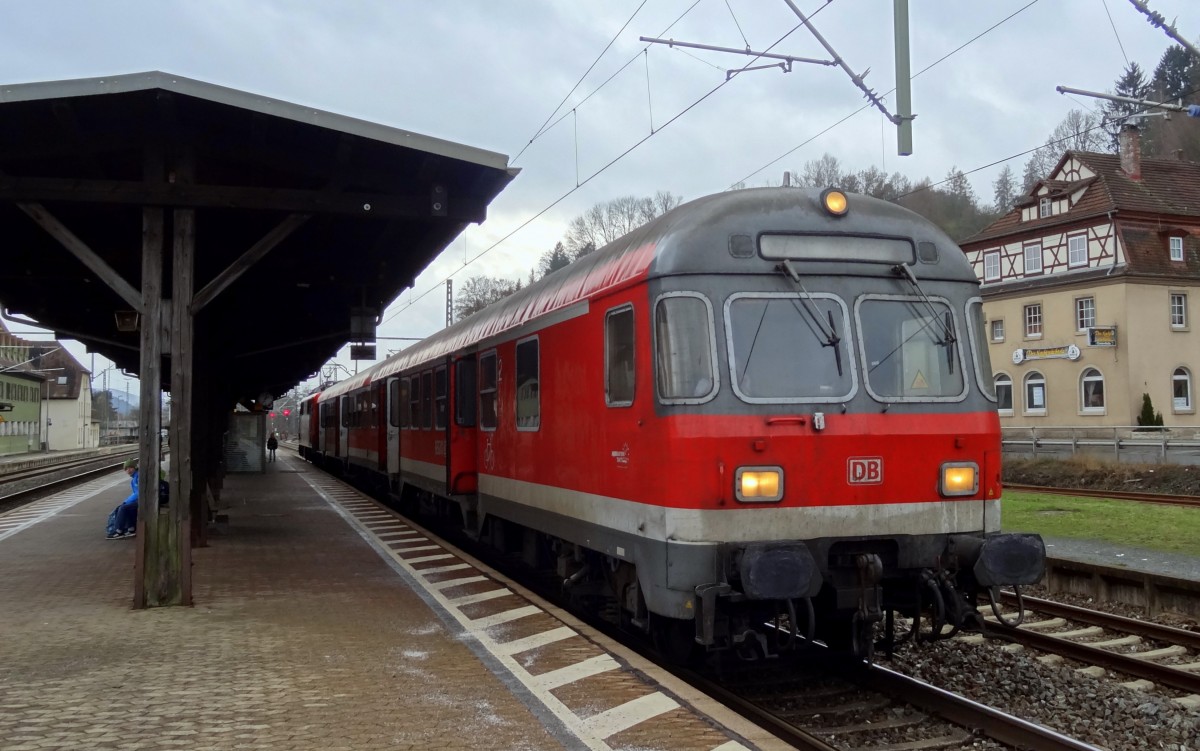 2 n-Wagen und eine 111 machen Pause in Kronach.
Aufgenommen im Dezember 2013.