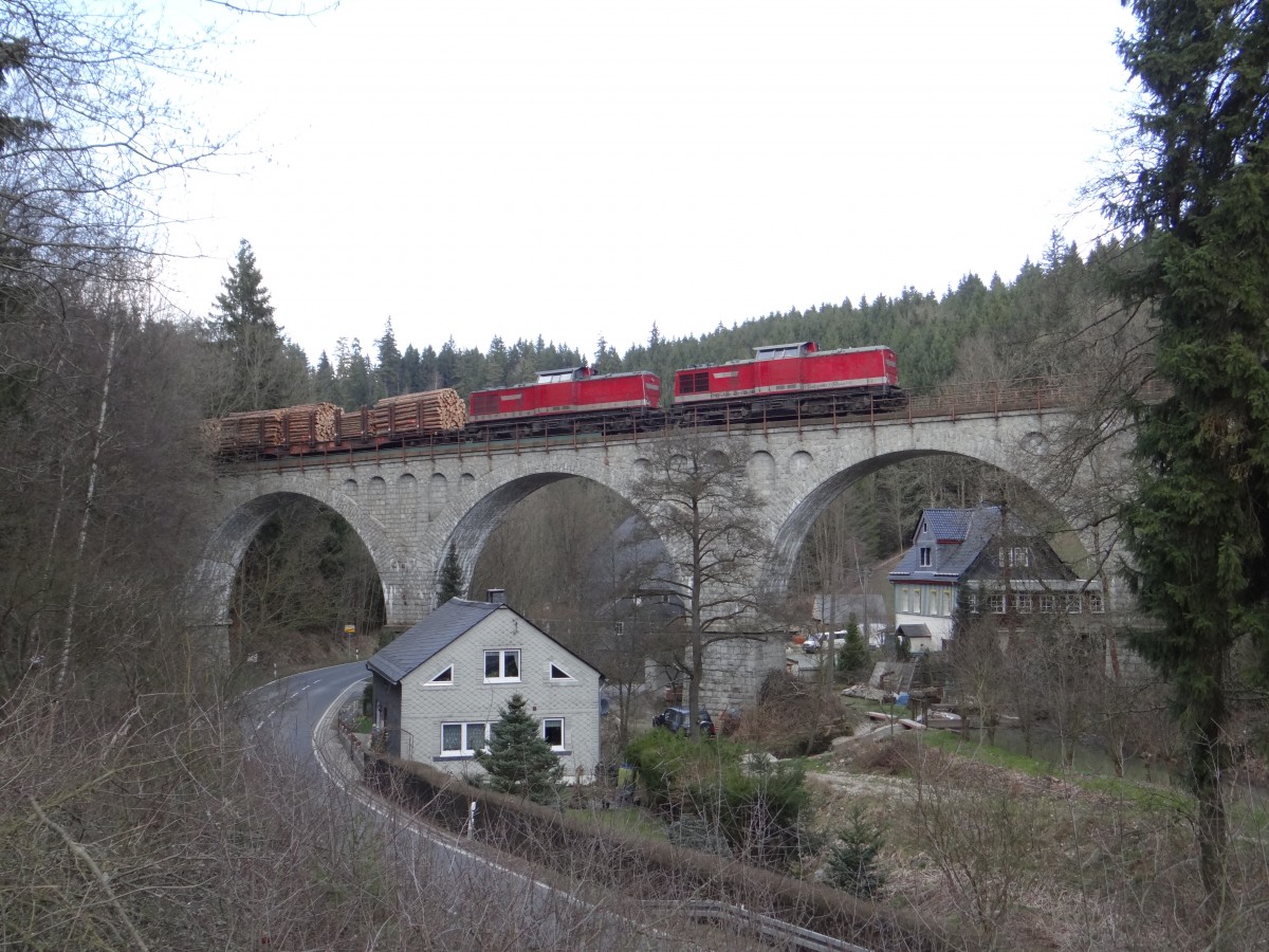 202 597-1, 202 738-1 und Schublok 202 240-8 waren am 24.03.14 mit einem Holzzug von Saalfeld nach Friesau unterwegs. Hier zusehen in Wurzbach. 