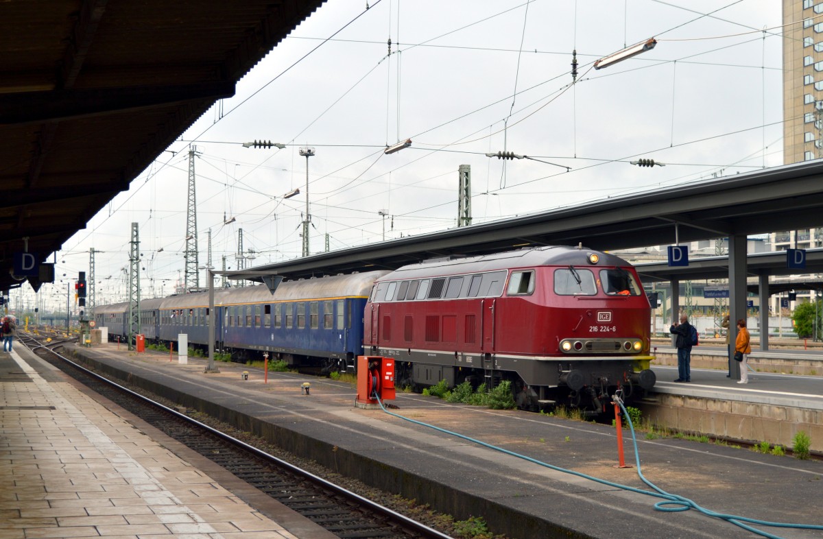 216 224 (IGE) bei der Ankunft mit dem Zubringerzug aus Nrnberg am 26.04.2015 in Frankfurt Hbf.