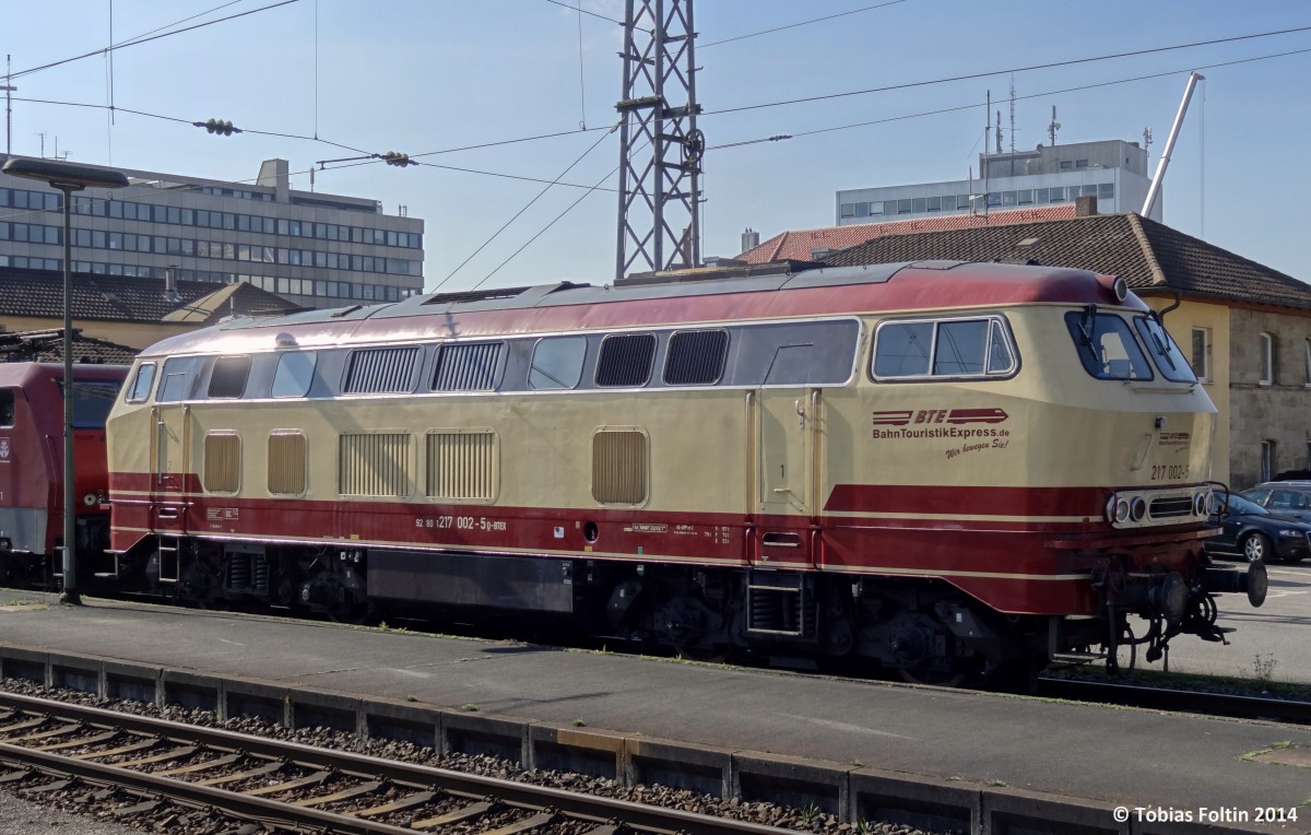 217-002 vom Bahn-Touristik-Express steht an einem sonnigen Märztag im Jahr 2014 in Bamberg abgestellt.