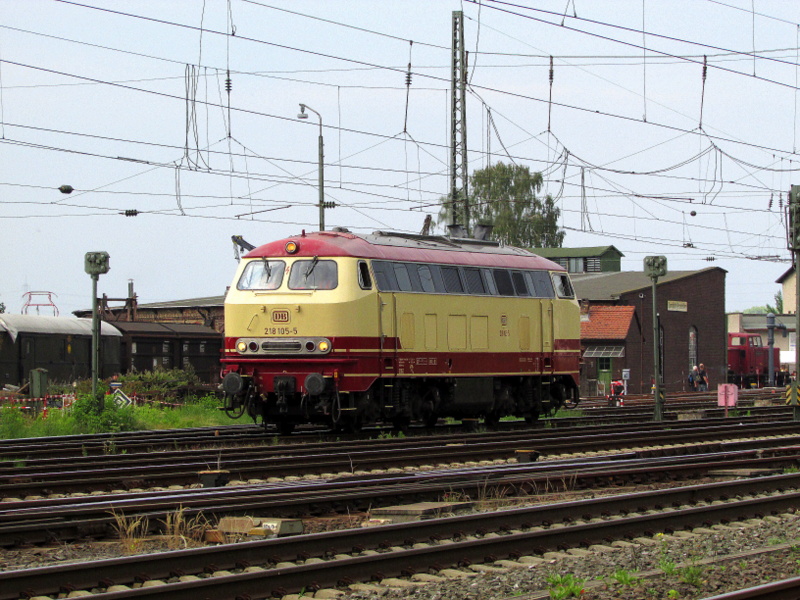218 105-5 war eine der beiden Gastdieselloks bei den Bahnwelttagen 2014.
Hier steht sie am 01.Juni.2014 im Bahnhof Darmstadt Kranichstein