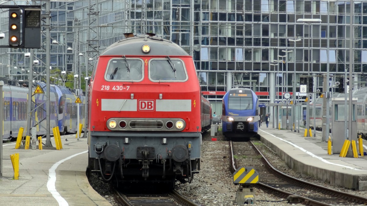218-430 wartet mit einem RE nach Simbach(Inn) in München Hbf auf Ausfahrt.
Aufgenommen im September 2014.