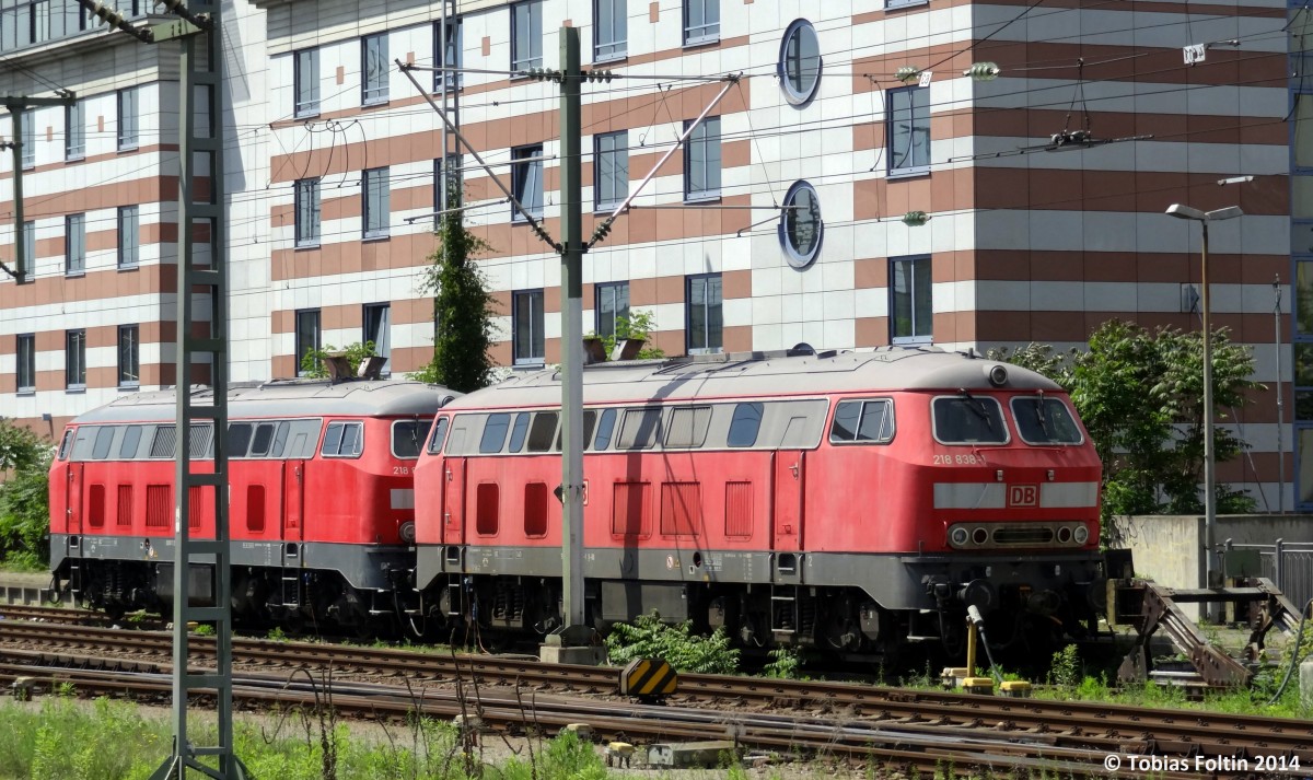 218-838 und 218-810(dahinter) stehen in Nrnberg Hbf als Reserveloks abgestellt.
Aufgenommen im Mai 2014.