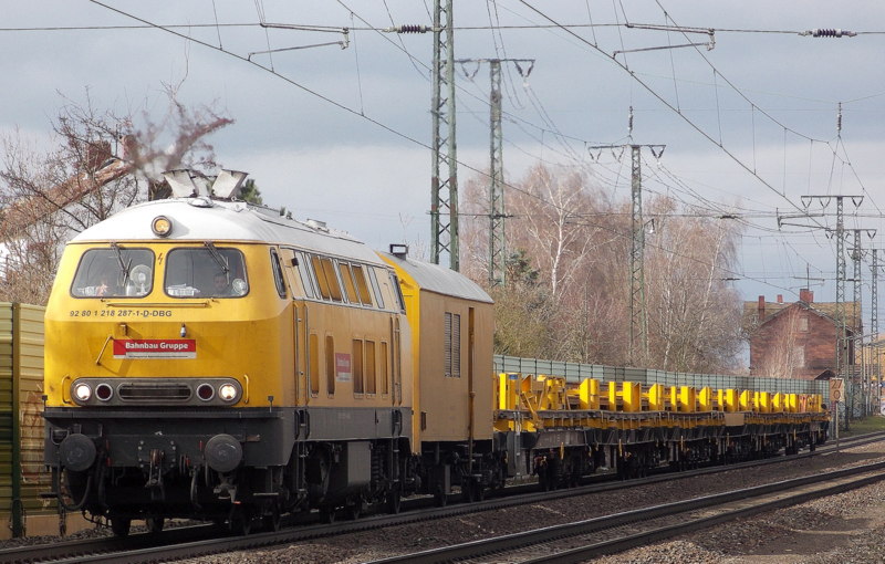 218 xxx mit einem Bauzug vor dem B 38 in Weiterstadt am 22.Feb.2014