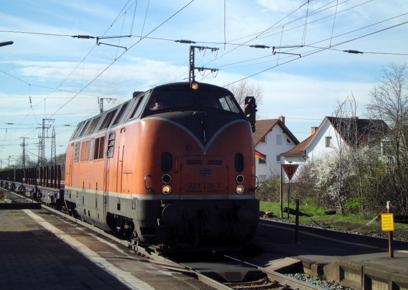 221 135-7 der Bochholter Eisenbahn bei der Durchfahrt in Weiterstadt am 20.Mrz.2014
