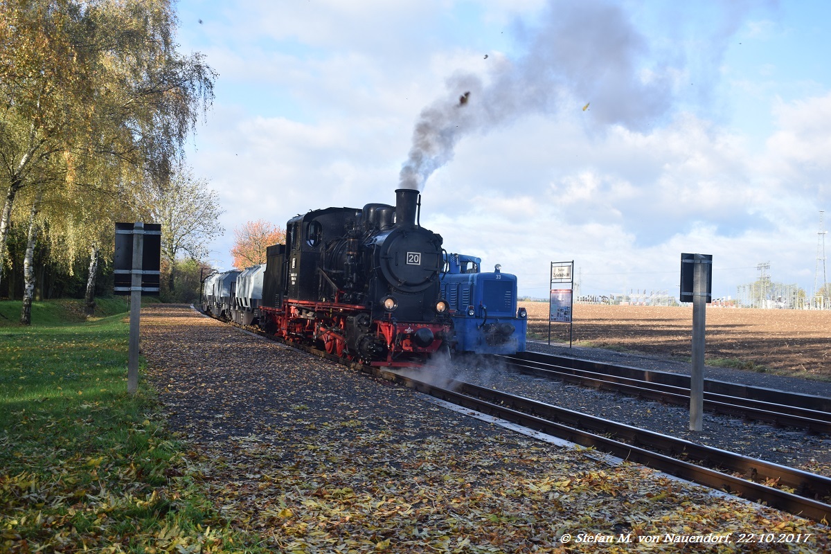 22.10.2017: Der Güterzug mit Lok 20, hier nebst dem GmP mit Lok 33 in der Station Zirkelschacht.