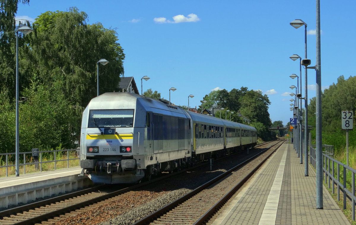 223-144 mit dem RE6 nach Chemnitz bei einem Zwischenhalt in Bad Lausick.
Aufgenommen im Juli 2016.