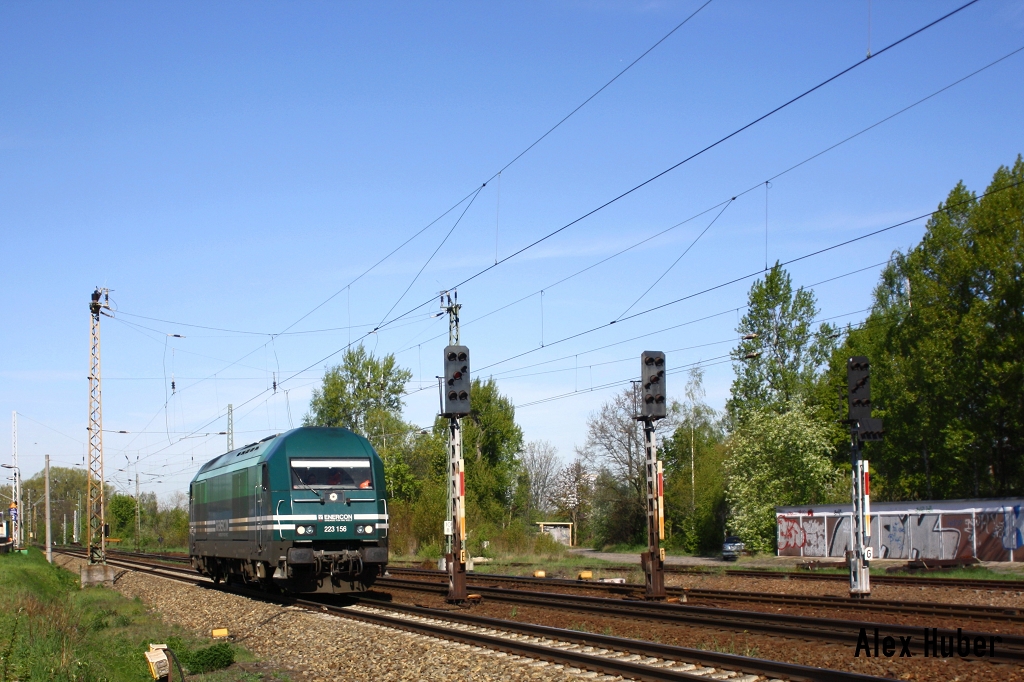 223 156 ENERCON brummt durch den Bahnhof Leipzig-Thekla ri Schnefeld.