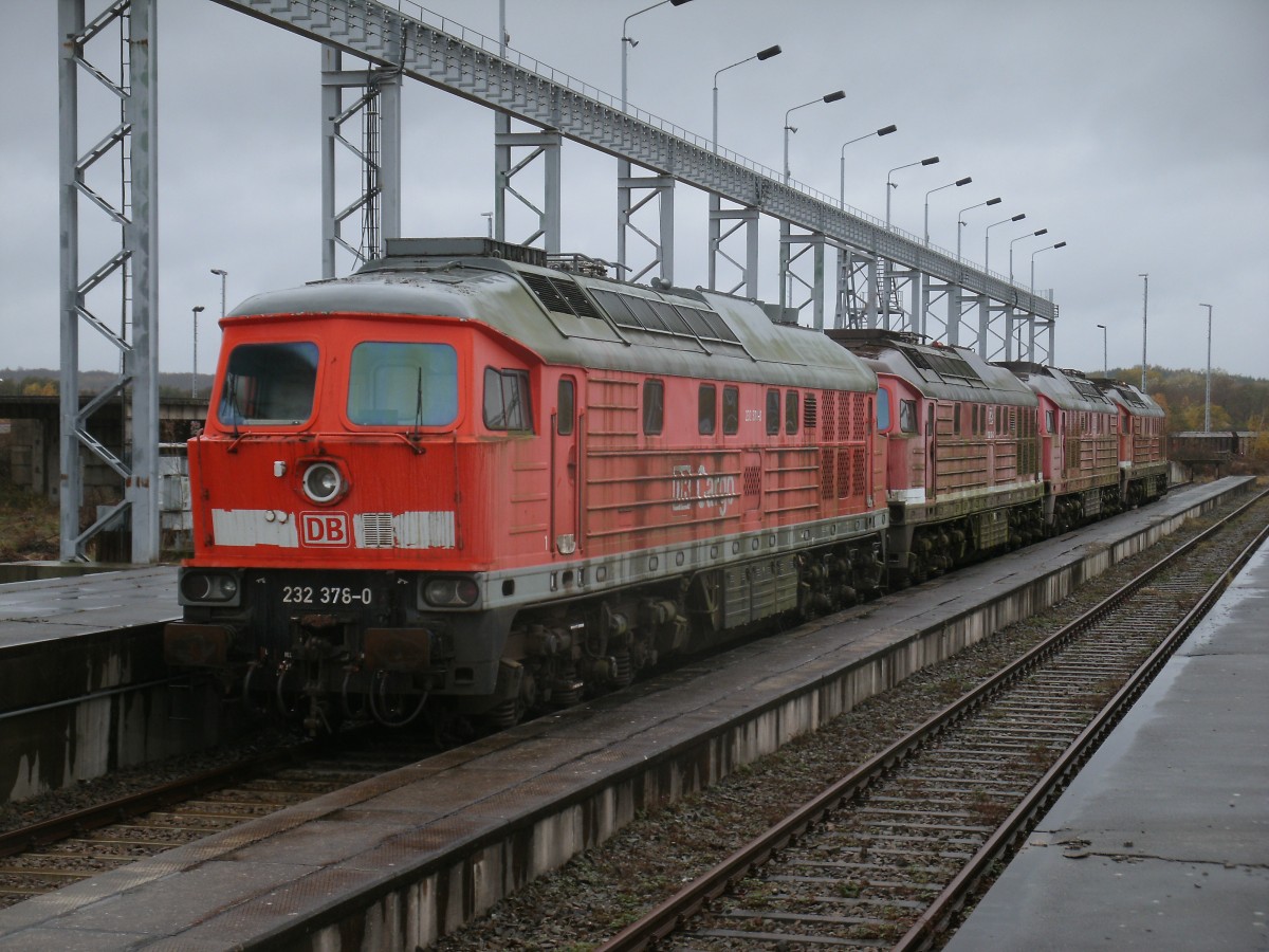 232 378,ex.Bh Rostock Seehafen,zhlt mit zu den letzten,abgestellten 232er am bekannten Abstellplatz in Mukran.Aufgenommen am 04.November 2013.